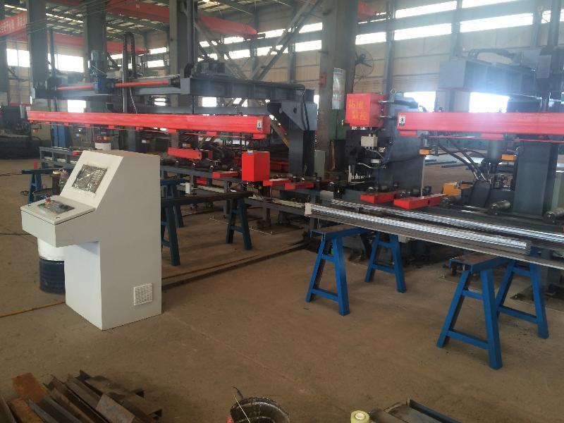 山東拓維機械制造有限公司，汽車大梁沖，汽車小梁沖，鋼模板沖孔，鋼模板加工設備，汽車橫梁沖，數(shù)控平板沖孔機，中厚板數(shù)控沖床，數(shù)控沖鉆復合機，汽車縱梁沖，縱梁自動化生產(chǎn)線，中厚板沖割復合機，平地機刀片沖鉆生產(chǎn)線